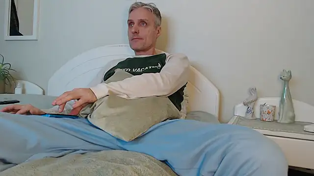 Snapshot of StrongBill chatting on January 2025 02:52:02 PM StrongBill online show from January 2025 02:52:02 PM