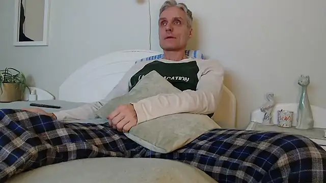 Snapshot of StrongBill chatting on February 2025 03:28:02 PM StrongBill online show from February 2025 03:28:02 PM