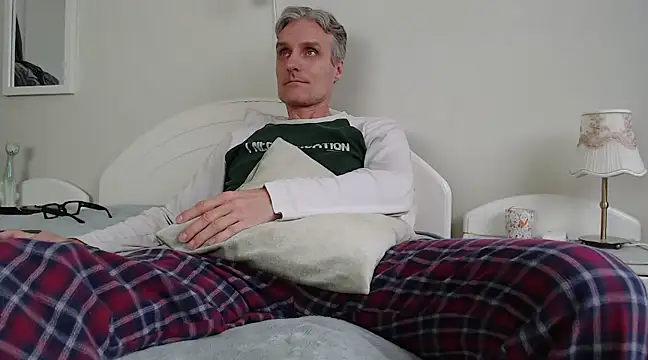 Snapshot of StrongBill chatting on March 2025 02:54:02 PM StrongBill online show from March 2025 02:54:02 PM