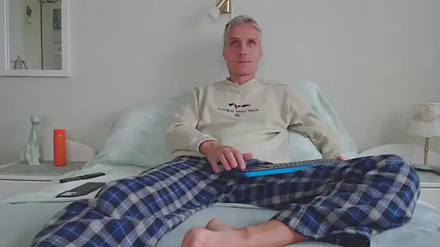 Snapshot of StrongBill chatting on September 2025 05:52:02 AM StrongBill online show from September 2025 05:52:02 AM