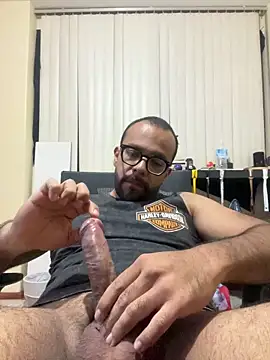 Snapshot of Luisrovers18 chatting on April 2026 04:52:01 AM Luisrovers18 online show from April 2026 04:52:01 AM