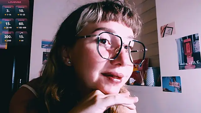 Snapshot of Cosmo_Riri chatting on April 2026 01:46:01 PM Cosmo Riri online show from April 2026 01:46:01 PM