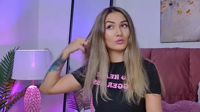 NicolLopeze online show from October 2025 04:06:02 PM