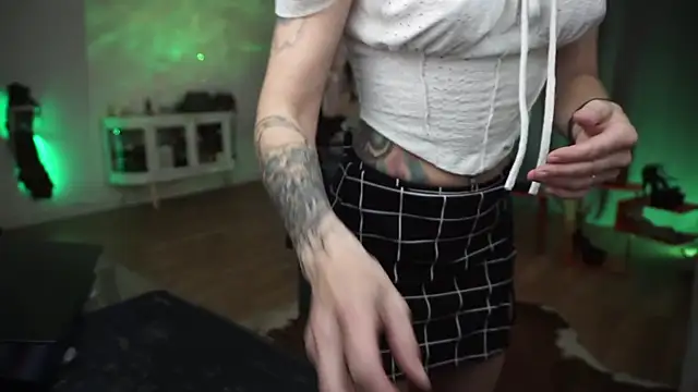 Snapshot of LaraPunkt chatting on April 2026 07:44:02 AM LaraPunkt online show from April 2026 07:44:02 AM