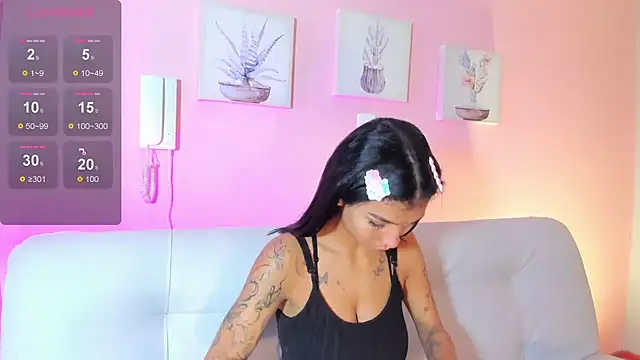 LauraAristizabal online show from November 2025 01:00:01 PM