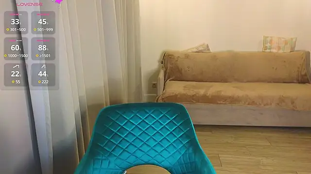 Snapshot of EmelyBenz chatting on February 2025 03:13:02 AM EmelyBenz online show from February 2025 03:13:02 AM