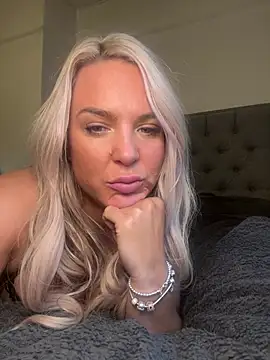 Snapshot of Bustyblondebabe32 chatting on February 2025 10:20:02 AM Bustyblondebabe32 online show from February 2025 10:20:02 AM