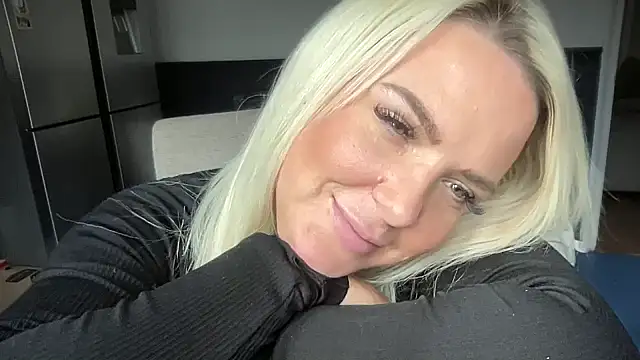 Snapshot of Bustyblondebabe32 chatting on September 2025 10:39:02 AM Bustyblondebabe32 online show from September 2025 10:39:02 AM