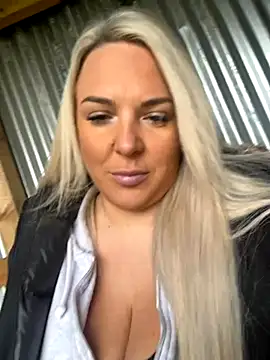 Snapshot of Bustyblondebabe32 chatting on October 2025 08:10:01 AM Bustyblondebabe32 online show from October 2025 08:10:01 AM