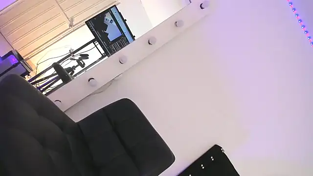 Snapshot of MistressMichell chatting on April 2026 08:46:01 AM MistressMichell online show from April 2026 08:46:01 AM