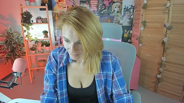 Snapshot of MistyBarnes chatting on February 2025 12:52:02 PM MistyBarnes online show from February 2025 12:52:02 PM