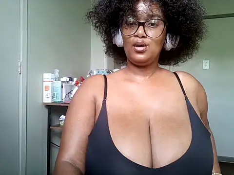 Snapshot of Charlie-Crawford chatting on December 2025 06:51:01 AM Charlie-Crawford online show from December 2025 06:51:01 AM