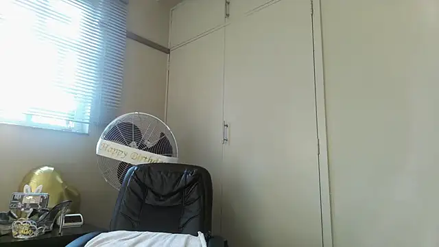 Snapshot of Charlie-Crawford chatting on April 2026 05:40:01 AM Charlie-Crawford online show from April 2026 05:40:01 AM