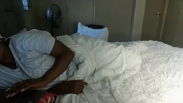 Snapshot of Charlie-Crawford chatting on April 2026 04:37:01 AM Charlie-Crawford online show from April 2026 04:37:01 AM