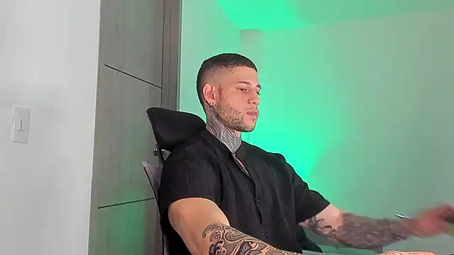 Snapshot of _jamesleandros1 chatting on April 2026 02:51:02 AM jamesleandros1 online show from April 2026 02:51:02 AM