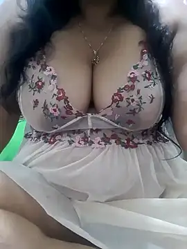 Snapshot of chubby_wife chatting on December 2024 04:22:01 PM chubby wife online show from December 2024 04:22:01 PM