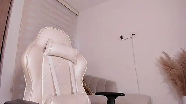 Snapshot of wandathompson_ chatting on January 2025 02:18:01 PM wandathompson online show from January 2025 02:18:01 PM