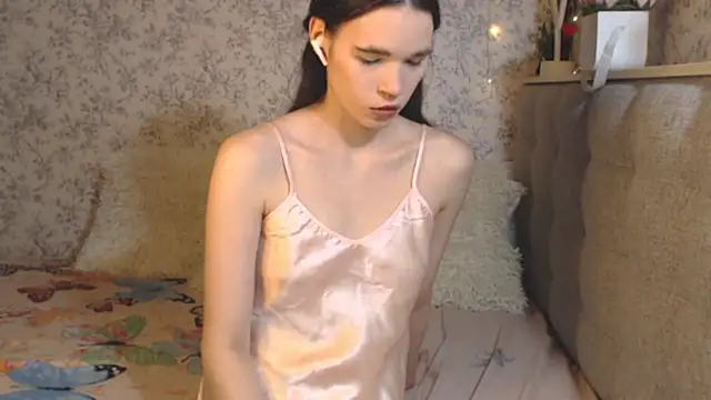 Nicole-Petite online show from December 2024 04:40:01 AM