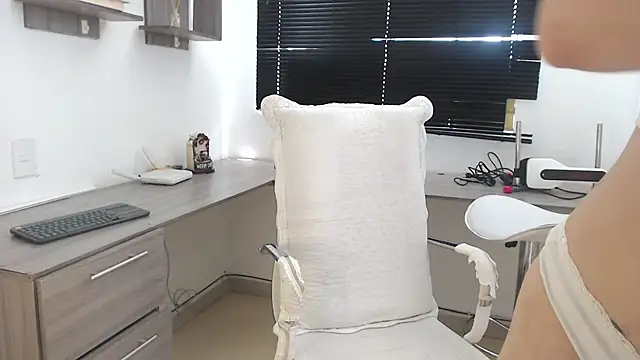 Snapshot of MIYESSI chatting on September 2025 06:43:02 PM MIYESSI online show from September 2025 06:43:02 PM