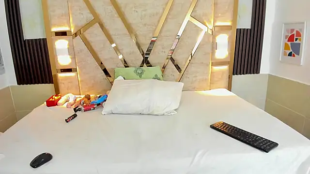 Athenea Mills online show from December 2024 06:43:02 PM