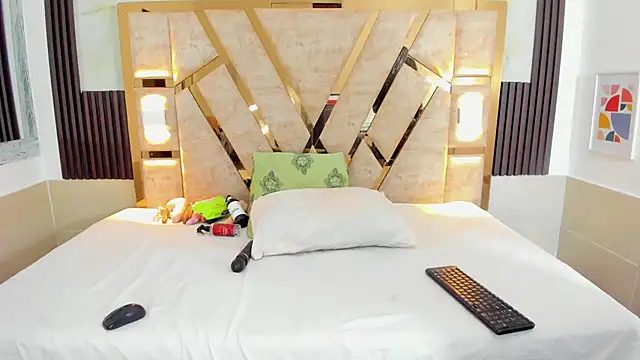 Athenea Mills online show from December 2024 06:53:01 PM