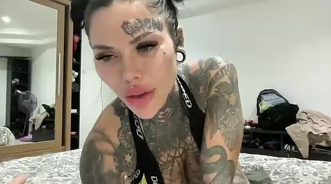 Snapshot of claudiacvc95 chatting on February 2025 12:57:02 PM claudiacvc95 online show from February 2025 12:57:02 PM