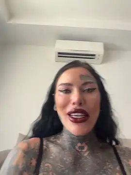 claudiacvc95 online show from June 2026 07:00:01 AM
