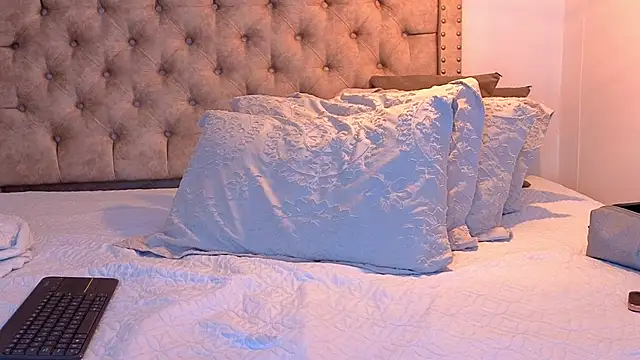 KeryHillson online show from December 2025 01:05:02 PM