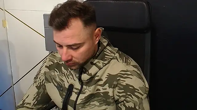 Snapshot of DuncanStone chatting on October 2025 05:10:01 AM DuncanStone online show from October 2025 05:10:01 AM