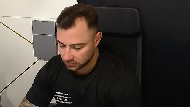 Snapshot of DuncanStone chatting on October 2025 04:59:01 AM DuncanStone online show from October 2025 04:59:01 AM