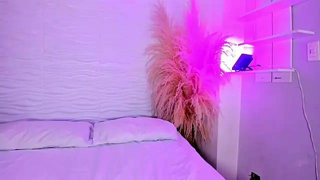 Snapshot of CamileHolmes chatting on January 2026 05:24:02 AM CamileHolmes online show from January 2026 05:24:02 AM