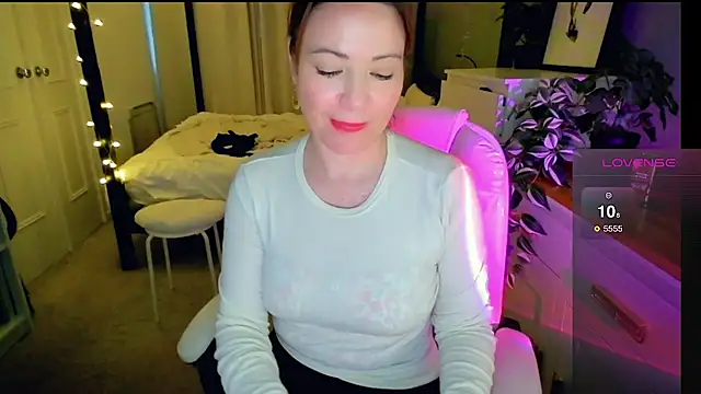 Snapshot of Brit_Housewife chatting on February 2026 05:10:01 PM Brit Housewife online show from February 2026 05:10:01 PM