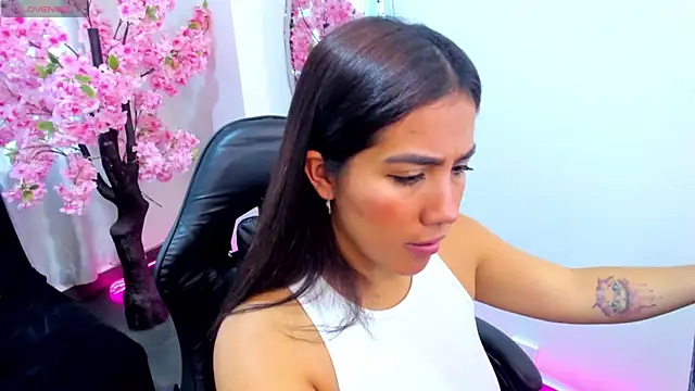 KAROLIVONNE online show from July 2026 03:28:01 PM