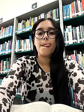 Snapshot of Annya-sweet chatting on March 2026 03:04:01 PM Annya-sweet online show from March 2026 03:04:01 PM