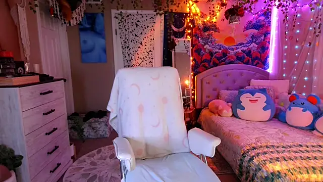 Snapshot of IndyDreams chatting on December 2025 07:12:02 PM IndyDreams online show from December 2025 07:12:02 PM