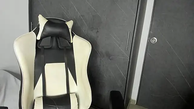 Snapshot of chloe_ebony_ chatting on April 2026 12:52:02 AM chloe ebony online show from April 2026 12:52:02 AM