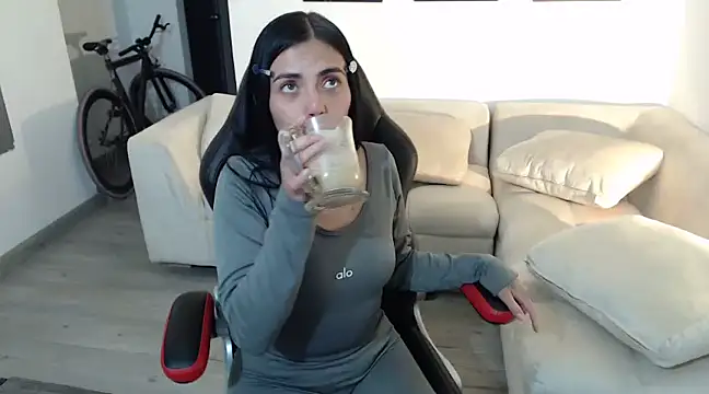 i am nina  online show from January 2025 04:15:01 AM