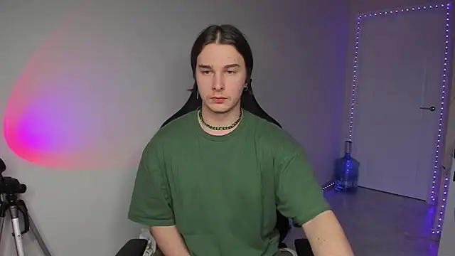 Snapshot of Vincent_Strong chatting on December 2024 01:45:02 PM Vincent Strong online show from December 2024 01:45:02 PM