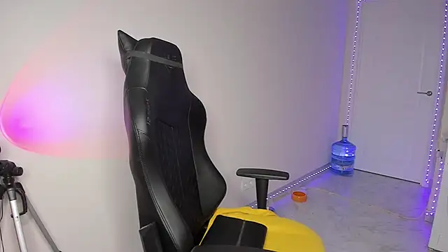 Snapshot of Vincent_Strong chatting on January 2025 01:14:02 PM Vincent Strong online show from January 2025 01:14:02 PM