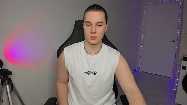 Snapshot of Vincent_Strong chatting on February 2025 01:19:02 PM Vincent Strong online show from February 2025 01:19:02 PM