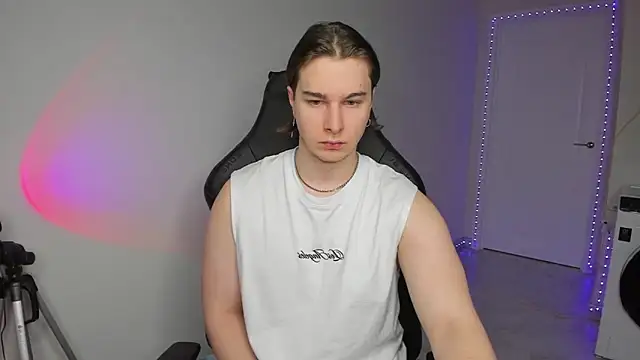 Snapshot of Vincent_Strong chatting on February 2025 07:40:01 AM Vincent Strong online show from February 2025 07:40:01 AM