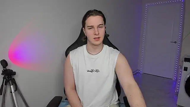 Snapshot of Vincent_Strong chatting on February 2025 02:02:01 PM Vincent Strong online show from February 2025 02:02:01 PM