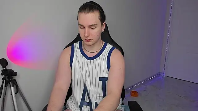 Snapshot of Vincent_Strong chatting on February 2025 02:49:01 PM Vincent Strong online show from February 2025 02:49:01 PM