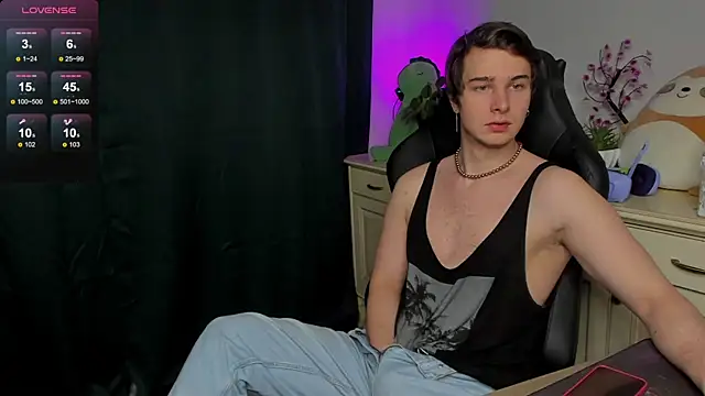 Snapshot of Vincent_Strong chatting on October 2025 08:33:02 AM Vincent Strong online show from October 2025 08:33:02 AM