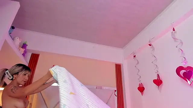 Snapshot of Happy_tits chatting on January 2025 09:42:02 PM Happy tits online show from January 2025 09:42:02 PM