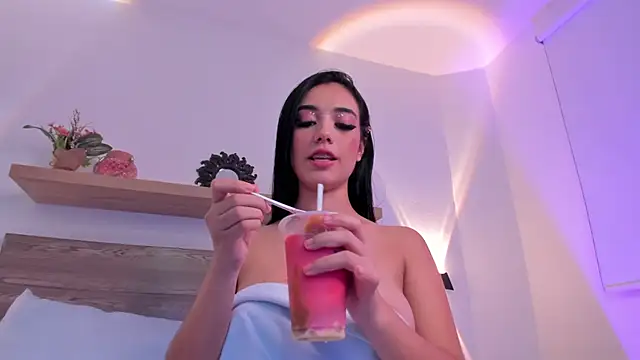 Snapshot of caroline22z chatting on January 2025 10:50:01 PM caroline22z online show from January 2025 10:50:01 PM