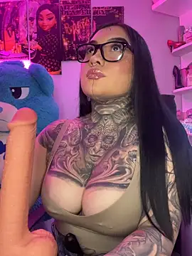 Snapshot of CloeeBeckam chatting on April 2026 05:22:01 AM CloeeBeckam online show from April 2026 05:22:01 AM