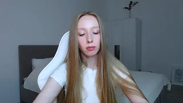 Luna insniity online show from September 2025 08:10:01 PM