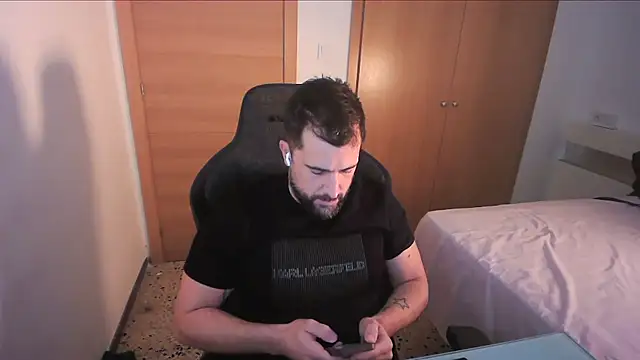 Snapshot of alex877x chatting on November 2025 02:09:02 PM alex877x online show from November 2025 02:09:02 PM