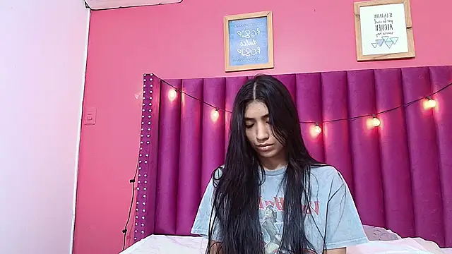 Snapshot of littlee_emilyy_ chatting on January 2025 09:02:01 AM littlee emilyy  online show from January 2025 09:02:01 AM